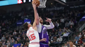Dec 1, 2025; Salt Lake City, Utah, USA; Utah Jazz center Jusuf Nurkic (30) is fouled by Houston Rockets guard Reed Sheppard (15) while shooting during the first quarter at Delta Center. Mandatory Credit: Chris Nicoll-Imagn Images/Foto: Chris Nicoll