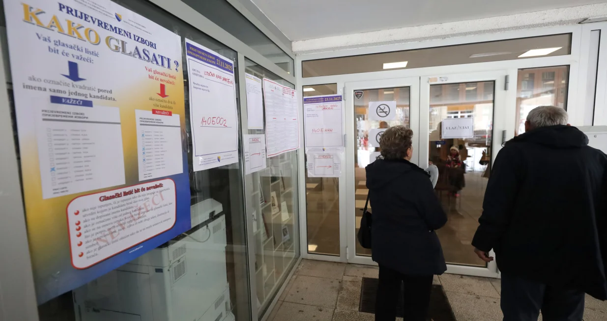 Prijevremeni izbori za predsjednika Republike Srpske. Istočno Sarajevo - Lukavica glasanje/Senad Gubelić