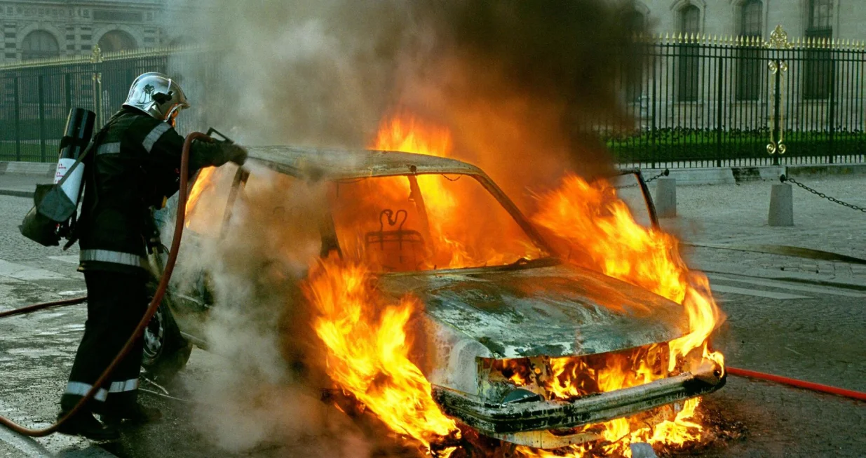 Zapaljen automobil/ilustracija/Pexels