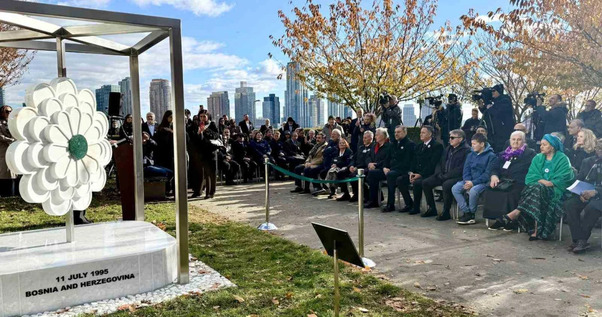 Predsjedavajući Predsjedništva Bosne i Hercegovine Željko Komšić prisustvovao je otkrivanju spomenika "Cvijet Srebrenice" u vrtu Ujedinjenih nacija u New Yorku/