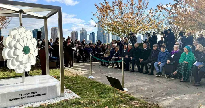 Predsjedavajući Predsjedništva Bosne i Hercegovine Željko Komšić prisustvovao je otkrivanju spomenika "Cvijet Srebrenice" u vrtu Ujedinjenih nacija u New Yorku/
