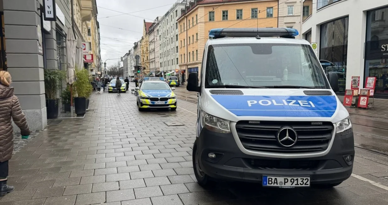 Automobilom (Mini Cooperom) se zabio u masu ljudi na protestu sindikata Verdi u Minhenu u Njemačkoj/Behlül Çetinkaya
