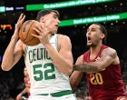 Oct 12, 2025; Boston, Massachusetts, USA; Boston Celtics center Luka Garza (52) drives to the basket against Cleveland Cavaliers guard/forward Jaylon Tyson (20) during the first half at TD Garden. Mandatory Credit: Brian Fluharty-Imagn Images/Foto: Brian Fluharty