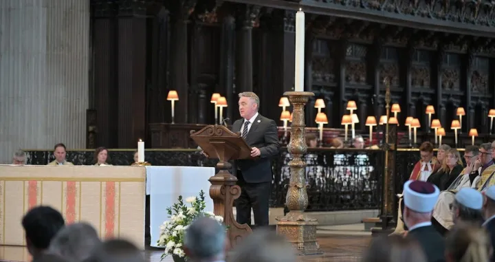 Član Predsjedništva BiH Željko Komšić prisustvovao je komemoraciji povodom Nacionalnog dana sjećanja Ujedinjenog Kraljevstva Velike Britanije i Sjeverne Irske na genocid u Srebrenici, u Katedrali Sv. Pavla u Londonu, na poziv organizacije Remembering Srebrenica UK i Vlade UK//