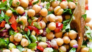 mediteranska salata od slanutka/Foodiecrush.com