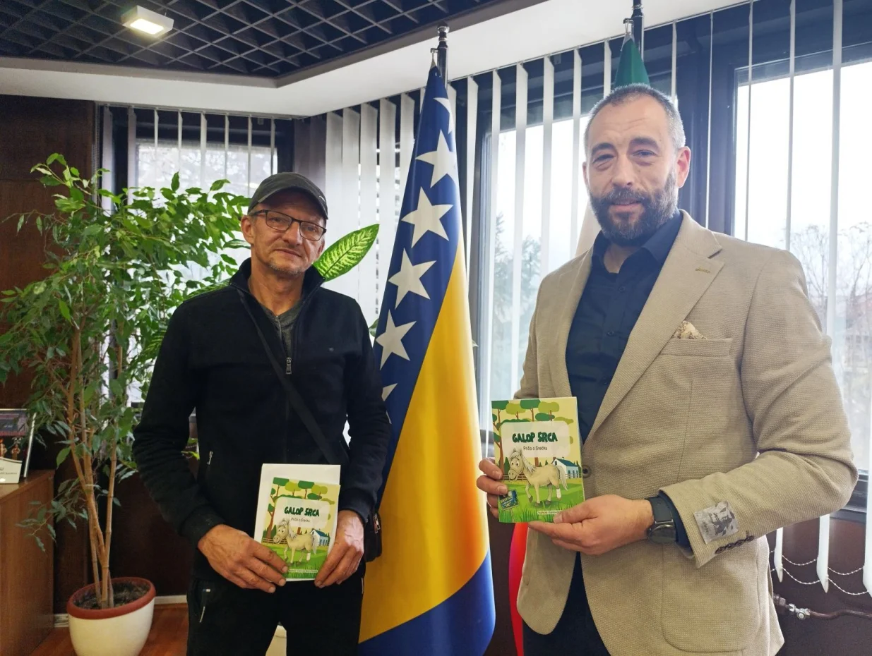 Amer Beganović i Goran Bulajić sa slikovnicom i bojankom Galop srca - Priča o Srećku/Press Služba Zdk