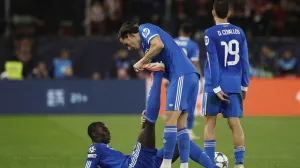 Soccer Football - UEFA Champions League - Olympiacos v Real Madrid - Georgios Karaiskakis Stadium, Piraeus, Greece - November 26, 2025 Real Madrid's Ferland Mendy with Alvaro Carreras REUTERS/Louiza Vradi/Foto: Louiza Vradi