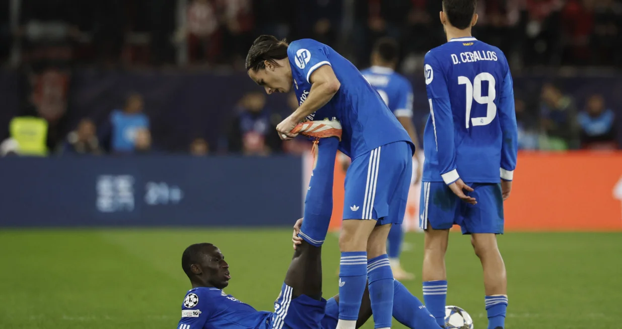 Soccer Football - UEFA Champions League - Olympiacos v Real Madrid - Georgios Karaiskakis Stadium, Piraeus, Greece - November 26, 2025 Real Madrid's Ferland Mendy with Alvaro Carreras REUTERS/Louiza Vradi/Foto: Louiza Vradi