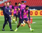 Soccer Football - FC Barcelona Training - Spotify Camp Nou, Barcelona, Spain - November 7, 2025 FC Barcelona coach Hansi Flick and Ronald Araujo during training after the reopening of Spotify Camp Nou REUTERS/Albert Gea/Foto: Albert Gea