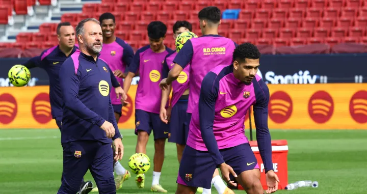 Soccer Football - FC Barcelona Training - Spotify Camp Nou, Barcelona, Spain - November 7, 2025 FC Barcelona coach Hansi Flick and Ronald Araujo during training after the reopening of Spotify Camp Nou REUTERS/Albert Gea/Foto: Albert Gea