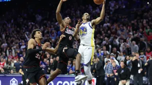 Dec 4, 2025; Philadelphia, Pennsylvania, USA; Philadelphia 76ers guard Tyrese Maxey (0) blocks the final shot of the game by Golden State Warriors guard De'Anthony Melton (8) to secure the victory at Xfinity Mobile Arena. Mandatory Credit: Bill Streicher-Imagn Images/Foto: Bill Streicher