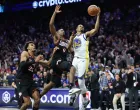 Dec 4, 2025; Philadelphia, Pennsylvania, USA; Philadelphia 76ers guard Tyrese Maxey (0) blocks the final shot of the game by Golden State Warriors guard De'Anthony Melton (8) to secure the victory at Xfinity Mobile Arena. Mandatory Credit: Bill Streicher-Imagn Images/Foto: Bill Streicher