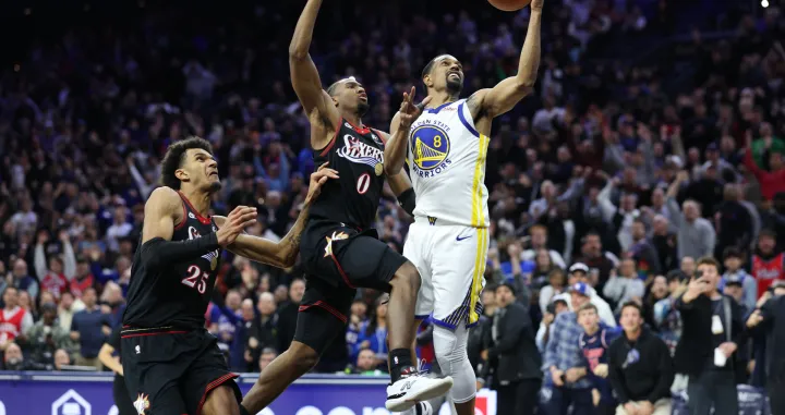 Dec 4, 2025; Philadelphia, Pennsylvania, USA; Philadelphia 76ers guard Tyrese Maxey (0) blocks the final shot of the game by Golden State Warriors guard De'Anthony Melton (8) to secure the victory at Xfinity Mobile Arena. Mandatory Credit: Bill Streicher-Imagn Images/Foto: Bill Streicher