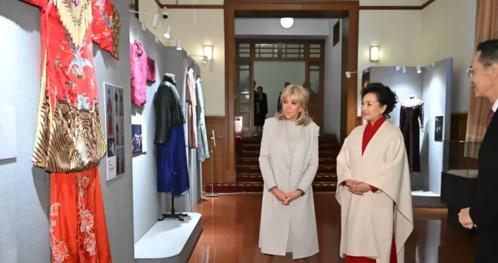 Peng Lijuan i Brigitte Macron posjetile Narodno pozorište umjetnosti u Pekingu KMG/Kmg