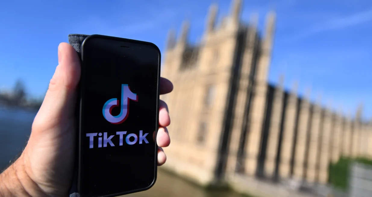 epa10105271 Social media giant Tik Tok's logo outside the UK parliament in London, Britain 04 August 2022. The British Parliament has announced it has closed its TikTok account over concerns of the firm's links to China and the risk of data being passed to the Chinese government. EPA/ANDY RAIN/Andy Rain