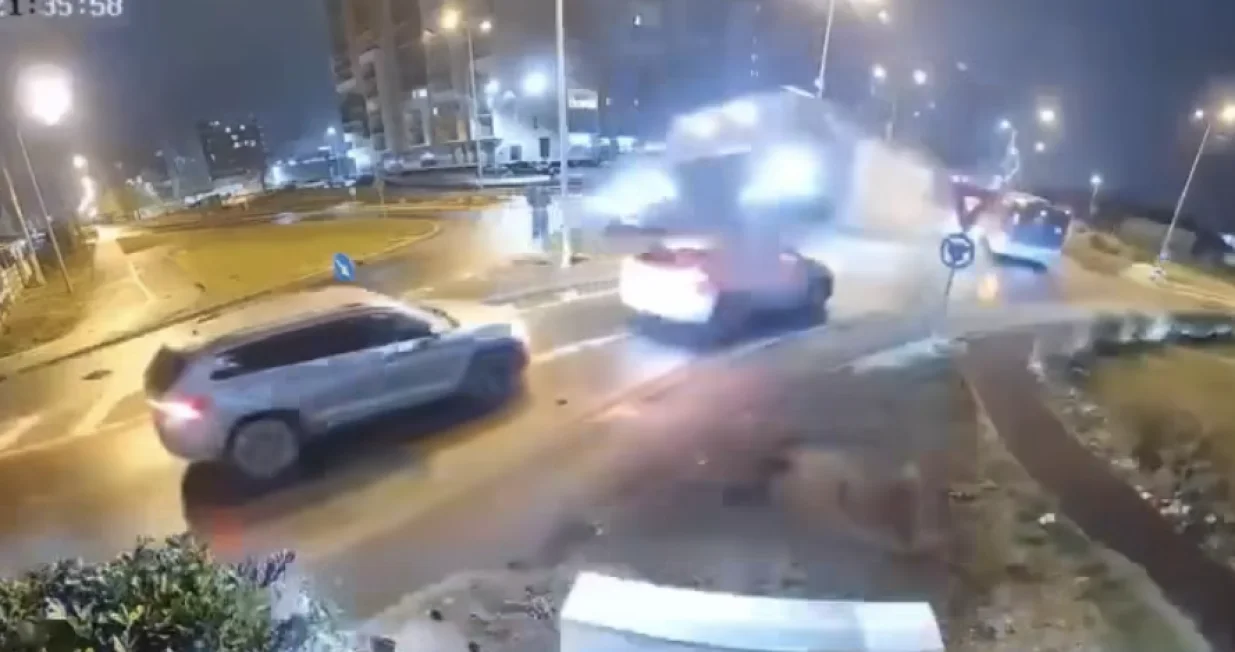 Vozač automobilom preletio preko dva vozila/Facebook