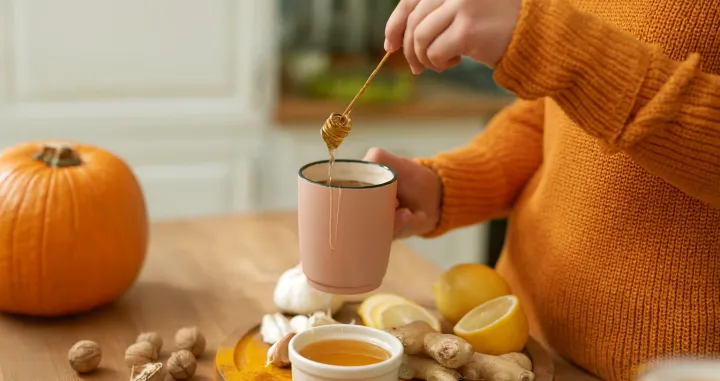 Napitak od kurkume, meda, đumbira, limuna//