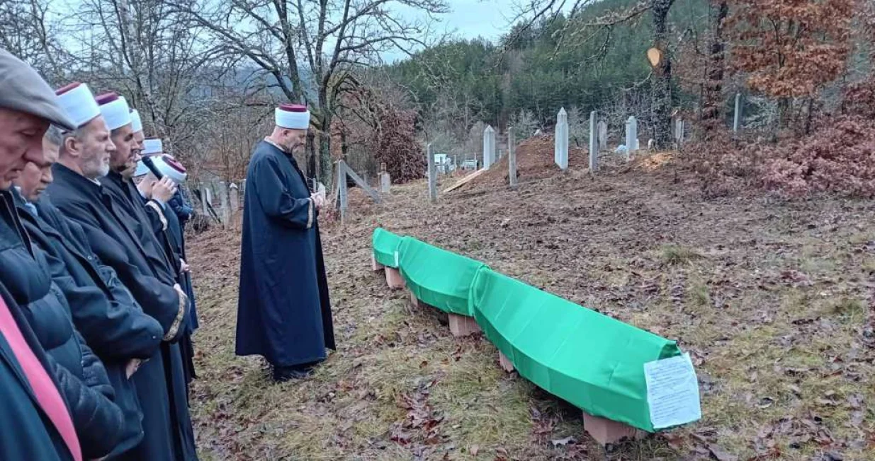 Klanjana dženaza i obavljen ukop/MINA//