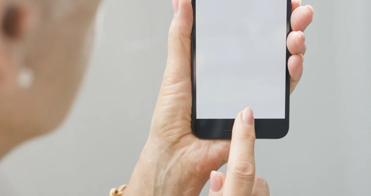 Baka drži telefon/Freepik