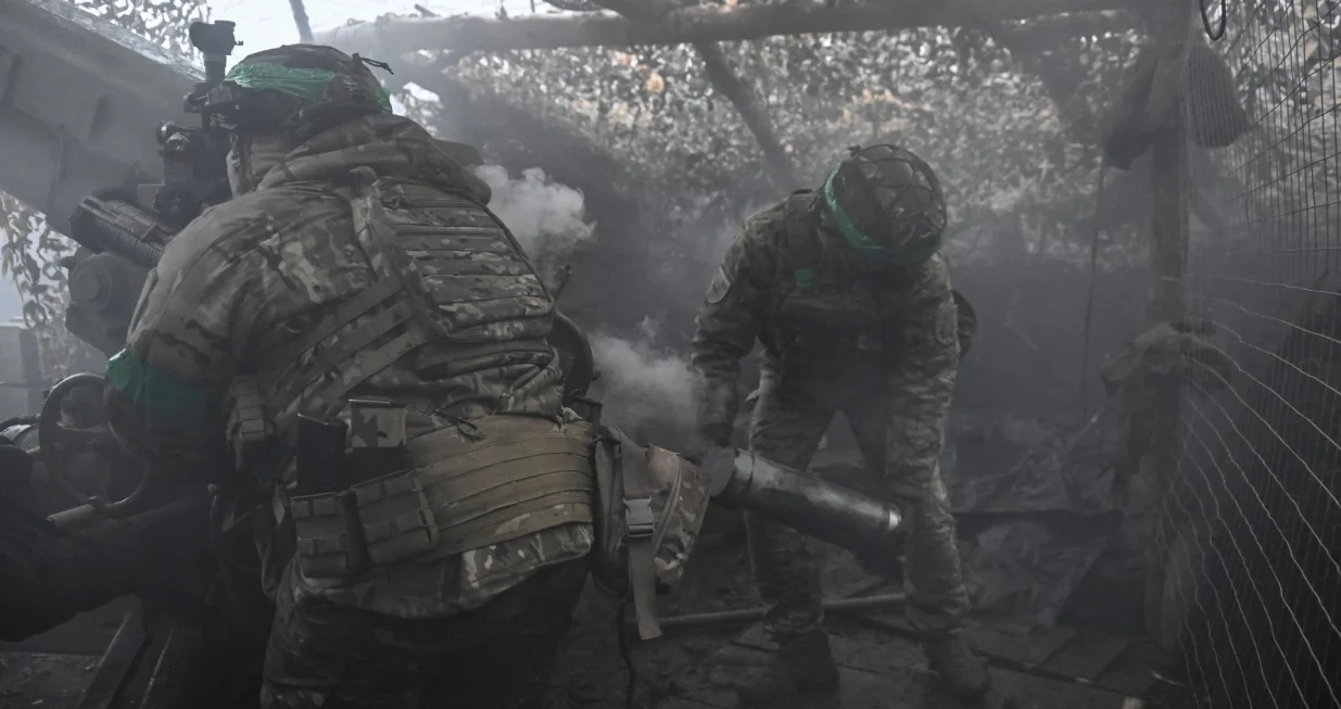 Ukrainian servicemen of the National Police Special Purpose Battalion fire a howitzer towards Russian troops at a position in a front line, amid Russia's attack on Ukraine, near the town of Pokrovsk in Donetsk region, Ukraine November 20, 2025. REUTERS/Stringer/Stringer