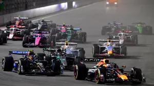 Nov 21, 2025; Las Vegas, NV, USA; Red Bull Racing driver Max Verstappen (1) leads Williams driver Carlos Sainz (55) and the rest of the field during the opening laps of the Las Vegas Grand Prix at Las Vegas Strip Circuit. Mandatory Credit: Gary A. Vasquez-Imagn Images/Foto: Gary A. Vasquez