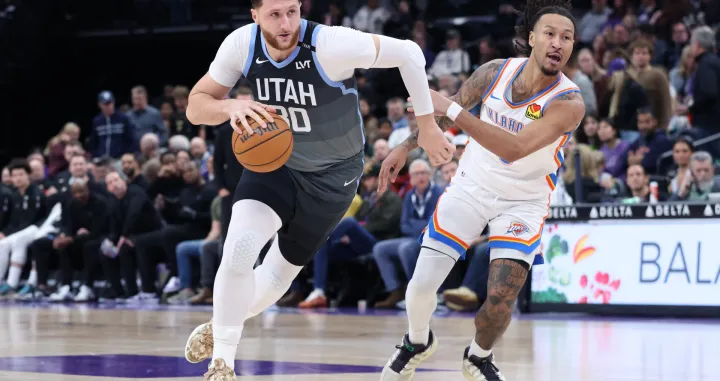 Dec 7, 2025; Salt Lake City, Utah, USA; Utah Jazz center Jusuf Nurkic (30) drives to the basket against Oklahoma City Thunder forward Jaylin Williams (6) during the second half at Delta Center. Mandatory Credit: Rob Gray-Imagn Images/Foto: Rob Gray