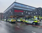 Policija ispred tržnog centra/X.com//