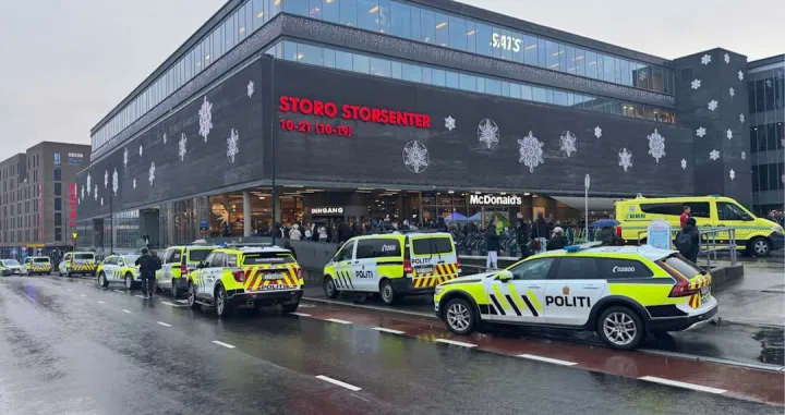 Policija ispred tržnog centra/X.com//