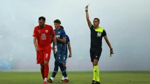 Miloš Gigović pokazuje crveni karton Anti Hrkaću/Foto: 