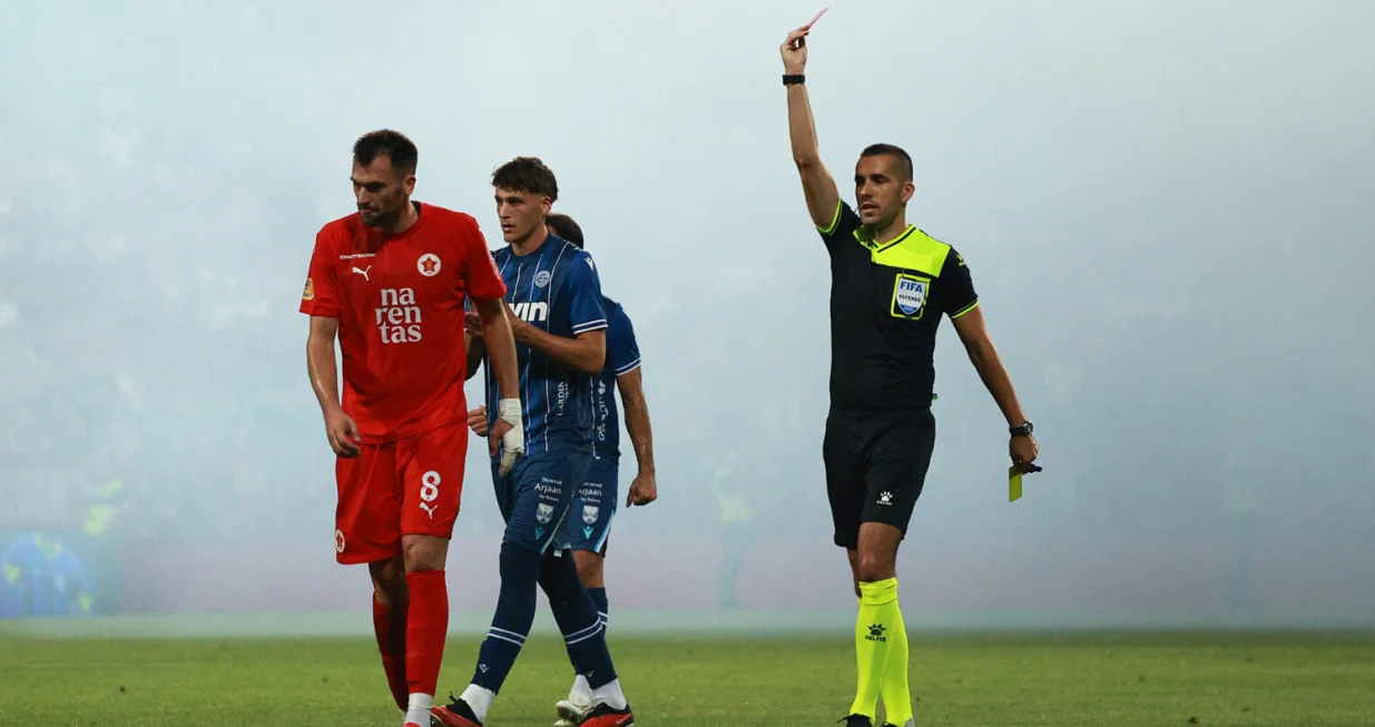 Miloš Gigović pokazuje crveni karton Anti Hrkaću/Foto: 