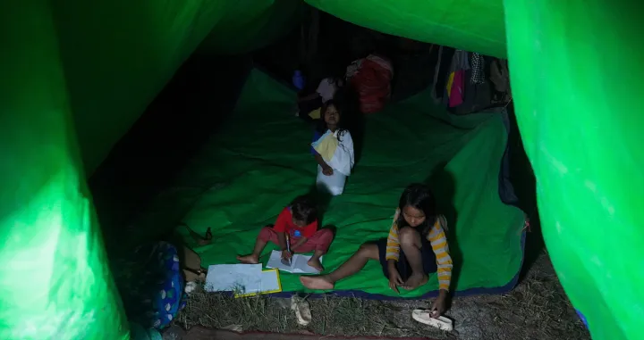 Djeca iz Kambodže skrivena u šatoru uslijed tajlandskih napada/Soviet Yarn