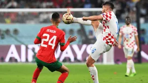 epa10370388 Bruno Petkovic of Croatia (R) in action against Badr Benoun (L) of Morocco during the FIFA World Cup 2022 third place soccer match between Croatia and Morocco at Khalifa International Stadium in Doha, Qatar, 17 December 2022. EPA/Georgi Licovski/Foto: Georgi Licovski