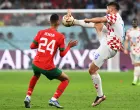 epa10370388 Bruno Petkovic of Croatia (R) in action against Badr Benoun (L) of Morocco during the FIFA World Cup 2022 third place soccer match between Croatia and Morocco at Khalifa International Stadium in Doha, Qatar, 17 December 2022. EPA/Georgi Licovski/Foto: Georgi Licovski
