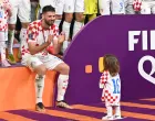 epa10370541 Bruno Petkovic of Croatia celebrates with his child after the FIFA World Cup 2022 third place soccer match between Croatia and Morocco at Khalifa International Stadium in Doha, Qatar, 17 December 2022. EPA/Georgi Licovski/Foto: Georgi Licovski
