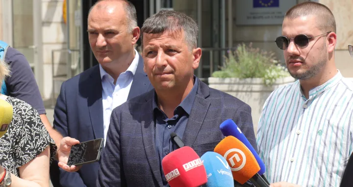 Lider Liste za pravdu i red Nebojša Vukanović pres ispred zgrade Delegacije Evropske unije u Bosni i Hercegovini/Foto: Senad Gubelić