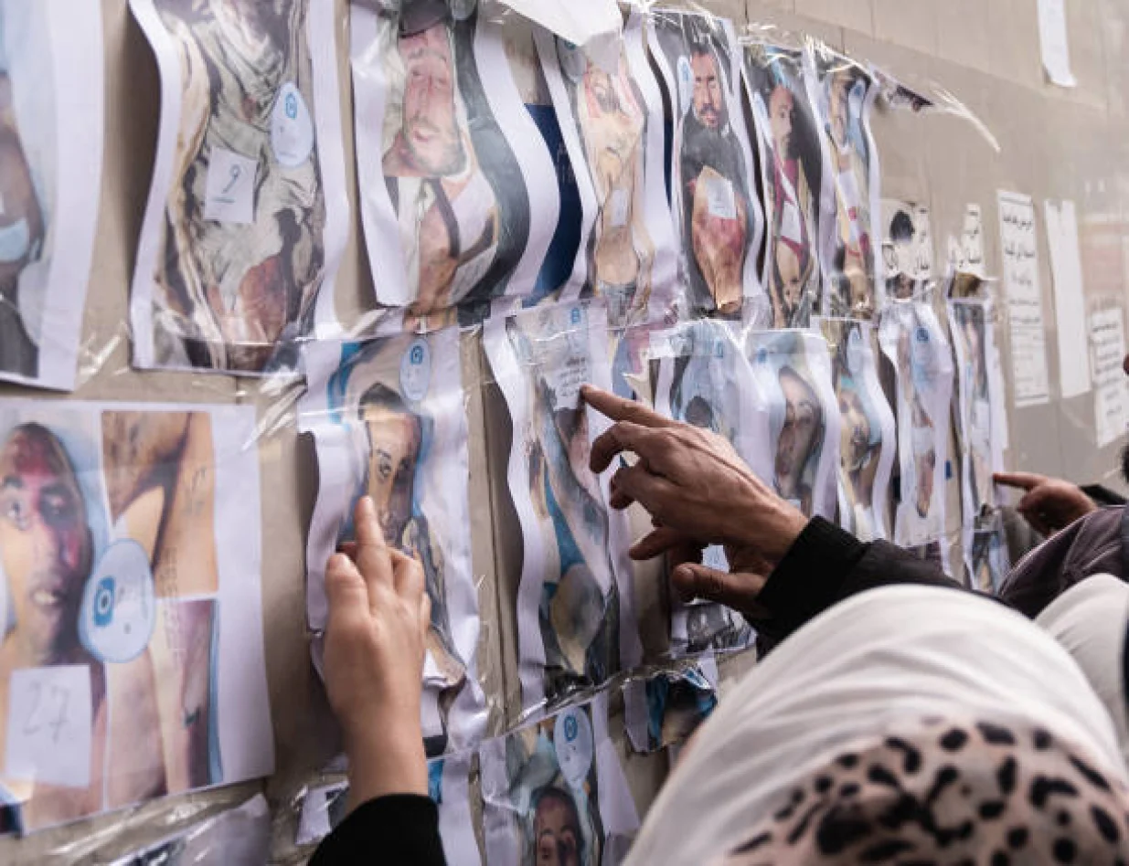 Sirijske žene traže rodbinu nestalu u kazamatima za vrijeme vlasti Bašara Al-Asada nakon njegovog pada 2014. /ANADOLIJA/Anadolu