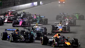 Nov 21, 2025; Las Vegas, NV, USA; Red Bull Racing driver Max Verstappen (1) leads Williams driver Carlos Sainz (55) and the rest of the field during the opening laps of the Las Vegas Grand Prix at Las Vegas Strip Circuit. Mandatory Credit: Gary A. Vasquez-Imagn Images/Foto: Gary A. Vasquez