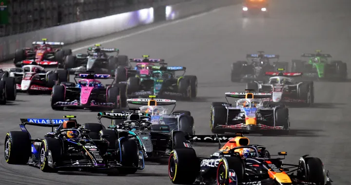 Nov 21, 2025; Las Vegas, NV, USA; Red Bull Racing driver Max Verstappen (1) leads Williams driver Carlos Sainz (55) and the rest of the field during the opening laps of the Las Vegas Grand Prix at Las Vegas Strip Circuit. Mandatory Credit: Gary A. Vasquez-Imagn Images/Foto: Gary A. Vasquez
