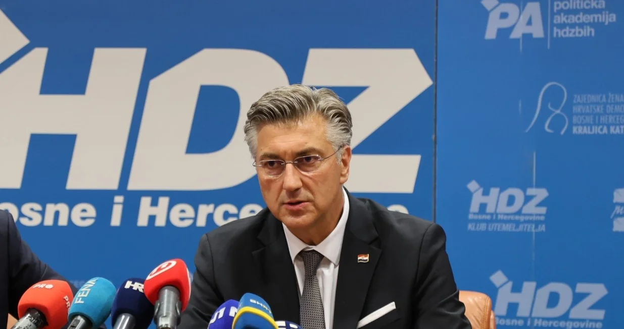 MOSTAR, 18. kolovoza (FENA) – Sa sjednice Predsjedništava Hrvatske demokratske zajednice Bosne i Hercegovine i Hrvatske demokratske zajednice Republike Hrvatske, koja je održana danas u Mostaru, lideri dviju sestrinskih stranaka poručili kako je ključno osigurati funkcionalnosti institucija Bosne i Hercegovine, te izbjeći svaki oblik destabilizacije države. (Foto FENA/Branka Soldo)/Branka Soldo