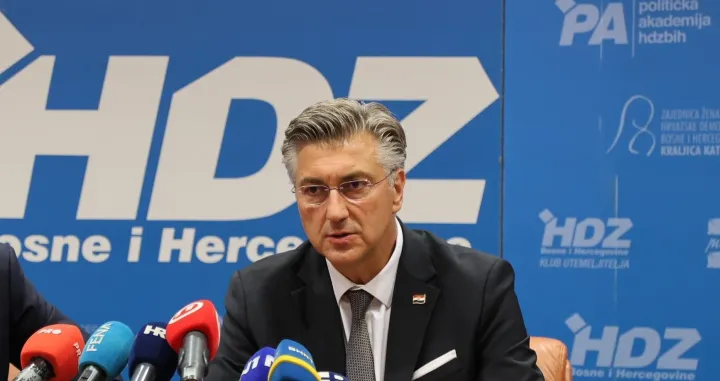 MOSTAR, 18. kolovoza (FENA) – Sa sjednice Predsjedništava Hrvatske demokratske zajednice Bosne i Hercegovine i Hrvatske demokratske zajednice Republike Hrvatske, koja je održana danas u Mostaru, lideri dviju sestrinskih stranaka poručili kako je ključno osigurati funkcionalnosti institucija Bosne i Hercegovine, te izbjeći svaki oblik destabilizacije države. (Foto FENA/Branka Soldo)/Branka Soldo