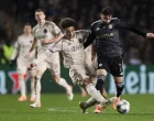 Soccer Football - UEFA Champions League - Qarabag v Ajax Amsterdam - Tofiq Bahramov Republican Stadium, Baku, Azerbaijan - December 10, 2025 Ajax Amsterdam's Aaron Bouwman in action with Qarabag's Nariman Akhundzade REUTERS/Aziz Karimov/Foto: Aziz Karimov