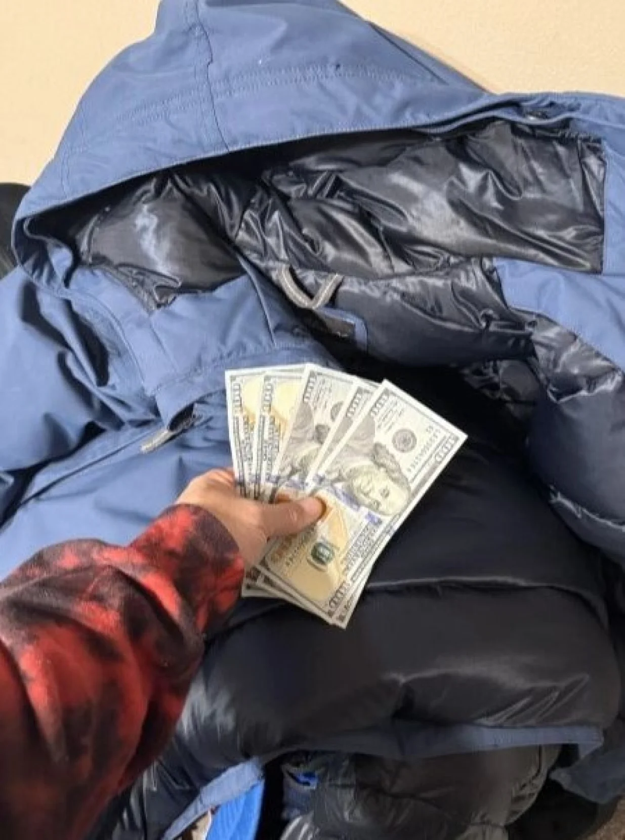 U džepi je bilo pet novčanica po 100 dolata/Reddit/