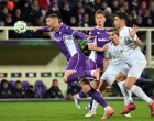 Soccer Football - UEFA Conference League - Fiorentina v AEK Athens - Stadio Artemio Franchi, Florence, Italy - November 27, 2025 Fiorentina's Edin Dzeko in action with AEK Athens' Filipe Relvas REUTERS/Alberto Lingria/Foto: Alberto Lingria
