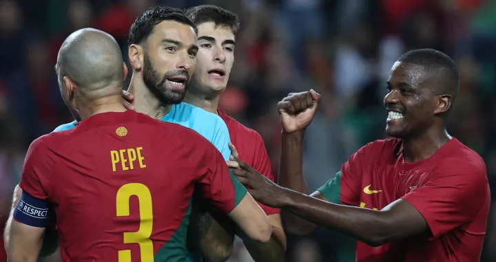 epa10311069 Portugal goalkepeer Rui Patricio (2L) reatcs after saving a penalty kick during the international friendly soccer match between Portugal and Nigeria at Alavalada Stadium, in Lisbon, Portugal, 17 November 2022. Portugal is preparing for the FIFA World Cup 2022 group H in Qatar with their first match against Ghana on 24 November. EPA/ANTONIO COTRIM/Foto: Antonio Cotrim