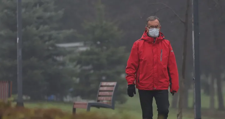 otoka zima zagađenje maska mjerna stanica zagađenosti zraka dalekovod automobili/Senad Gubelić
