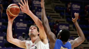 epa09314285 Serbia's Boban Marjanovic (L) in action against Philippines' Kakou Ange Franck Williams Kouame (R) during the Men's Olympic Qualifying Tournament basketball game between Serbia and Philippines, in Belgrade, Serbia, 30 June 2021. EPA/ANDREJ CUKIC/Foto: Andrej Cukic