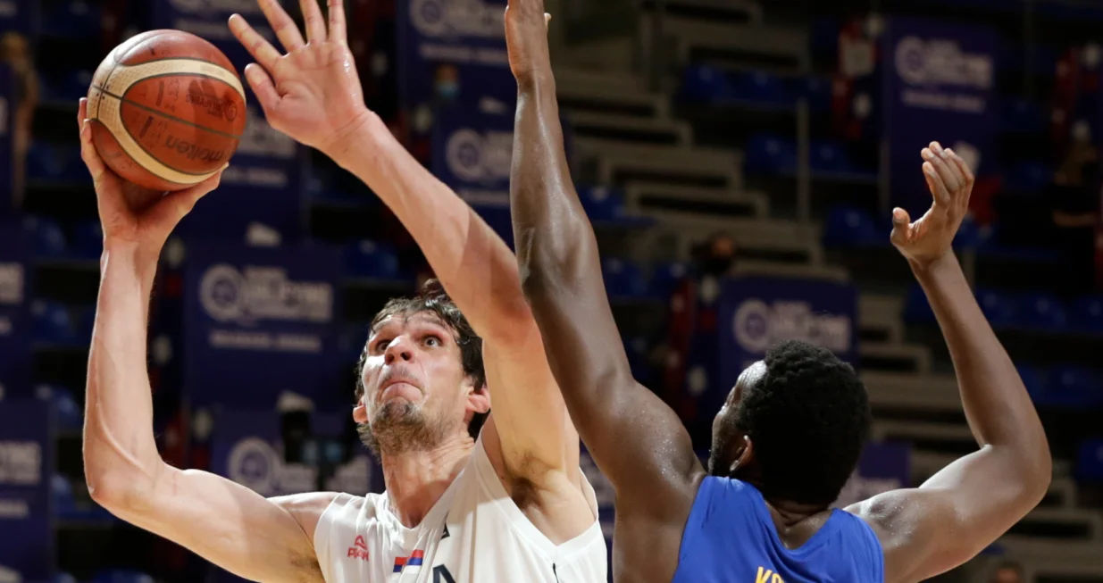 epa09314285 Serbia's Boban Marjanovic (L) in action against Philippines' Kakou Ange Franck Williams Kouame (R) during the Men's Olympic Qualifying Tournament basketball game between Serbia and Philippines, in Belgrade, Serbia, 30 June 2021. EPA/ANDREJ CUKIC/Foto: Andrej Cukic