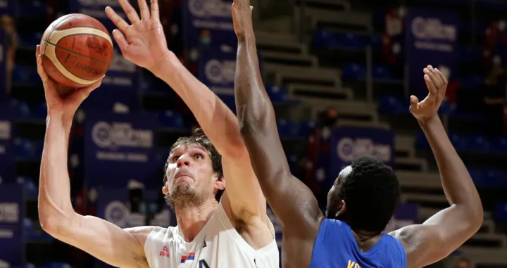 epa09314285 Serbia's Boban Marjanovic (L) in action against Philippines' Kakou Ange Franck Williams Kouame (R) during the Men's Olympic Qualifying Tournament basketball game between Serbia and Philippines, in Belgrade, Serbia, 30 June 2021. EPA/ANDREJ CUKIC/Foto: Andrej Cukic