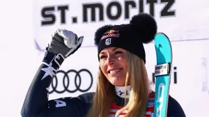 Alpine Skiing - FIS Alpine Ski World Cup - Women's Downhill - St. Moritz, Switzerland - December 12, 2025 Lindsey Vonn of the U.S. celebrates on the podium after winning the Women's Downhill REUTERS/Denis Balibouse/Foto: Denis Balibouse