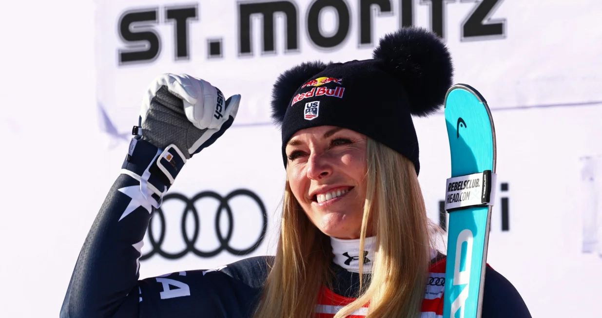 Alpine Skiing - FIS Alpine Ski World Cup - Women's Downhill - St. Moritz, Switzerland - December 12, 2025 Lindsey Vonn of the U.S. celebrates on the podium after winning the Women's Downhill REUTERS/Denis Balibouse/Foto: Denis Balibouse